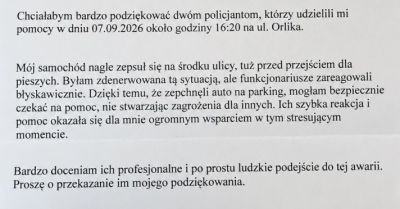 Policjanci przepchnęli uszkodzone auto na parking