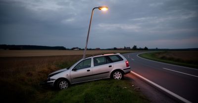 Po kolizji odjechał i uderzył w latarnię