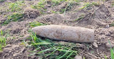 Pocisk artyleryjski znaleziony podczas prac polowych